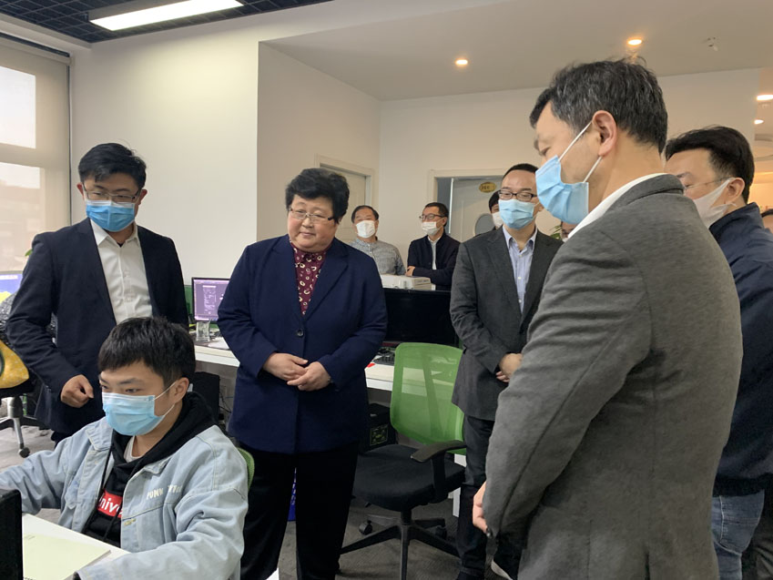 寶山區(qū)區(qū)領(lǐng)導(dǎo)一行蒞臨邁維動漫調(diào)研企業(yè)復(fù)工復(fù)產(chǎn)情況(圖1) 寶山區(qū)區(qū)領(lǐng)導(dǎo)一行蒞臨邁維動漫調(diào)研企業(yè)復(fù)工復(fù)產(chǎn)情況(圖1)